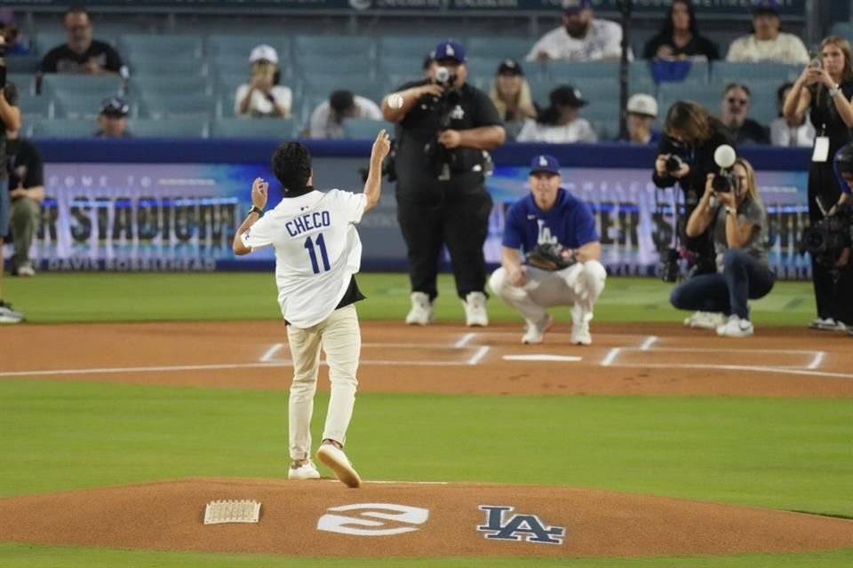Sergio Pérez fue el invitado de lujo de los Dodgers de Los Ángeles y lanzó la primera bola, previo al duelo ante Filis de Filadelfia.