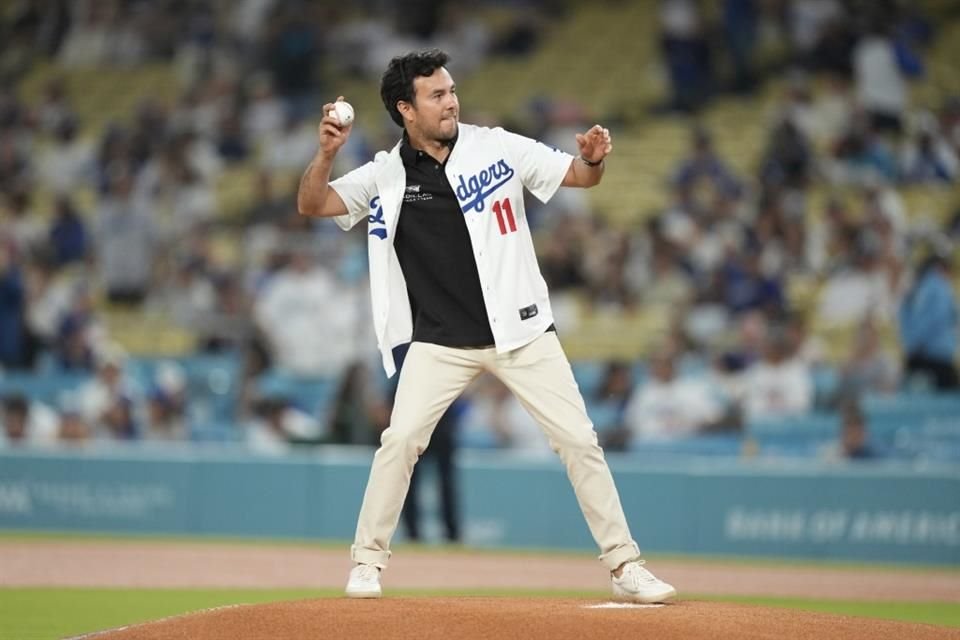 Sergio Pérez fue el invitado de lujo de los Dodgers de Los Ángeles y lanzó la primera bola, previo al duelo ante Filis de Filadelfia.