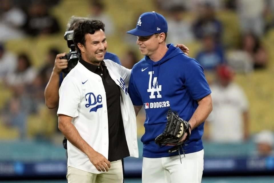El catcher Will Smith fue el encargado de recibir el lanzamiento del piloto mexicano.