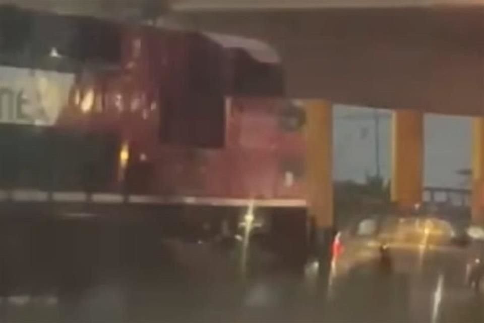 Una camioneta fue alcanzada por el ferrocarril en la Colonia Puertas del Tule, en Zapopan.