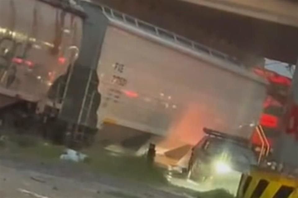 Una camioneta fue alcanzada por el ferrocarril en la Colonia Puertas del Tule, en Zapopan.