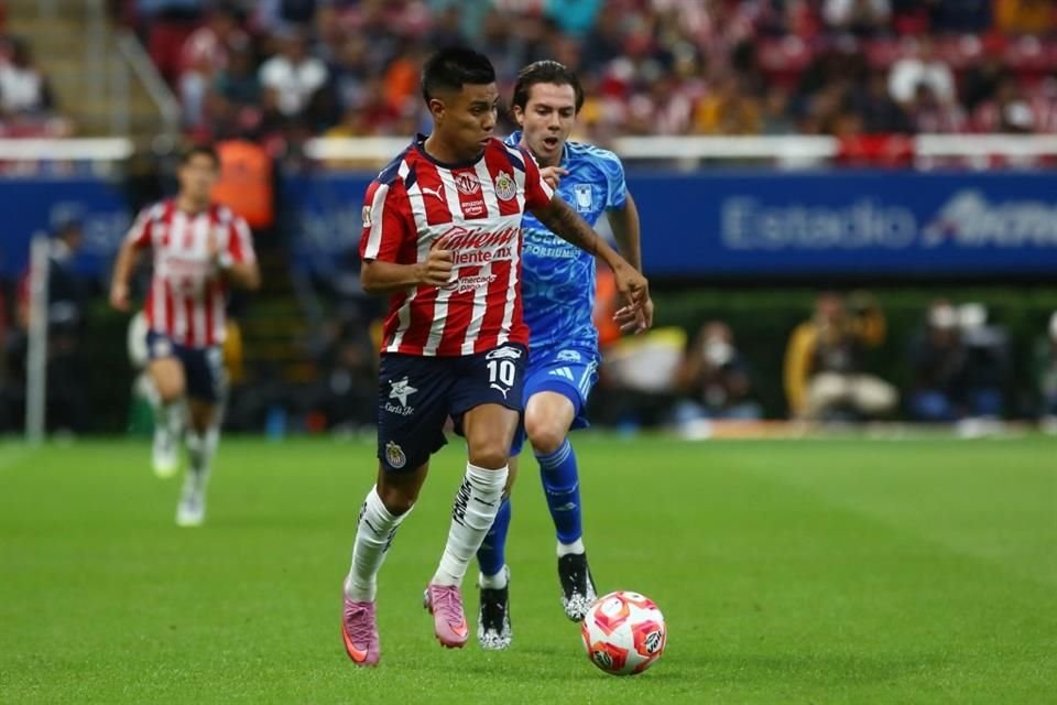 Nahuel Guzmán le atajó un penal a Efraín Álvarez.