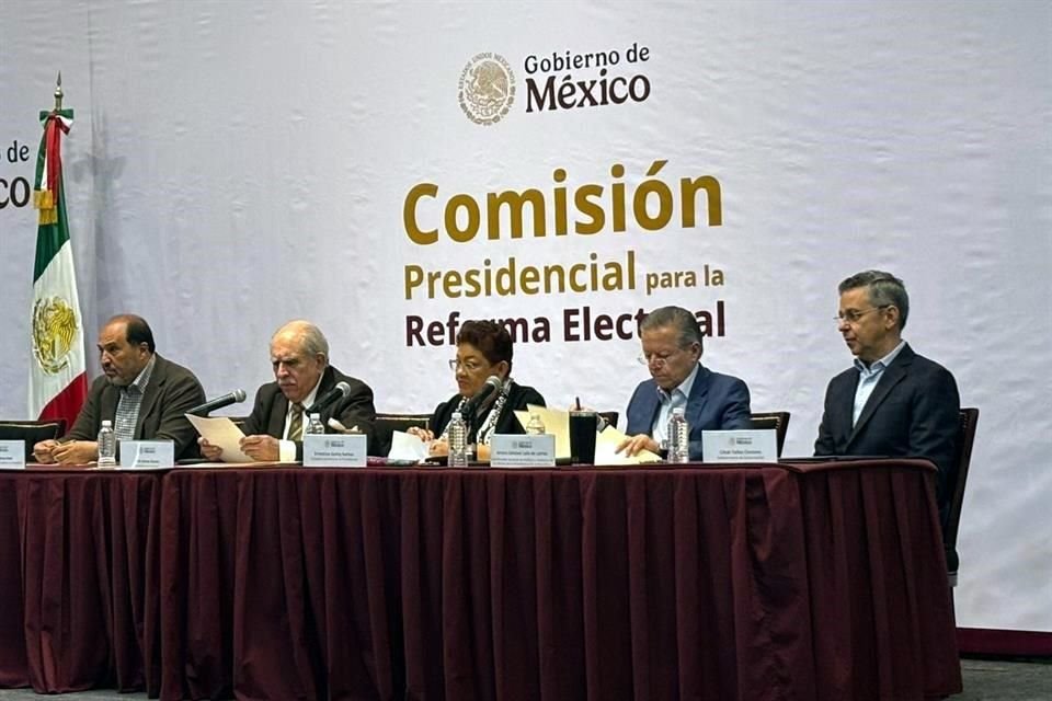 Integrantes de la Comisión Presidencial para la Reforma Electoral en el segundo día de audiencias públicas.