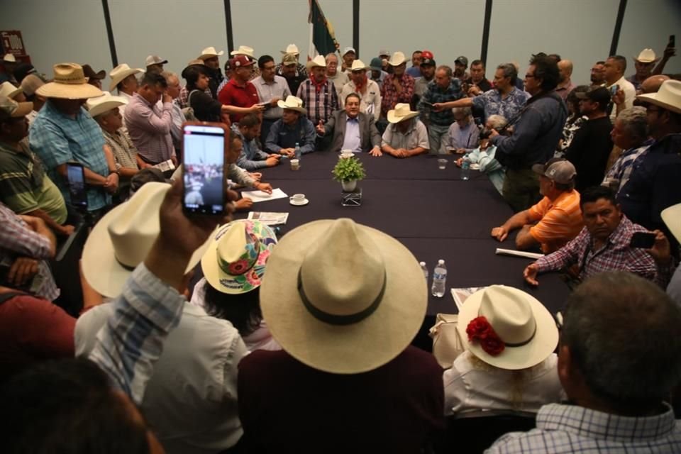 Productores de maíz de Michoacán, Nayarit, Guanajuato y Jalisco, exigen un aumento al precio de garantía del grano y fijar el monto para todo el País.