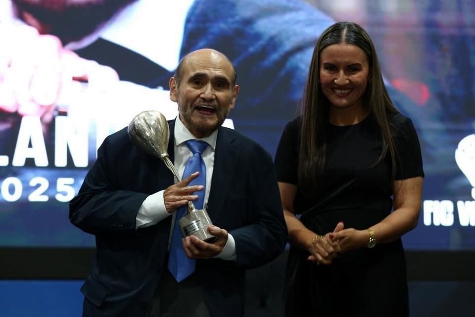 Edgar Vivar recibió el reconocimiento 'Esfera de Luz', por parte de la UNIVA.