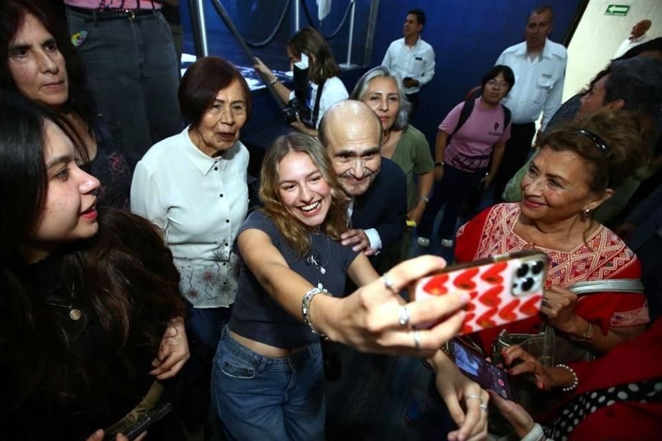 Edgar Vivar recibió el reconocimiento 'Esfera de Luz', por parte de la UNIVA.