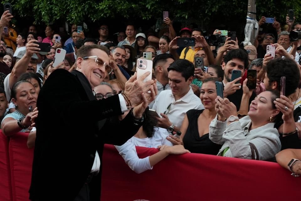 Durante su estancia en el GIFF, el cantante fue apapachado por sus fans.
