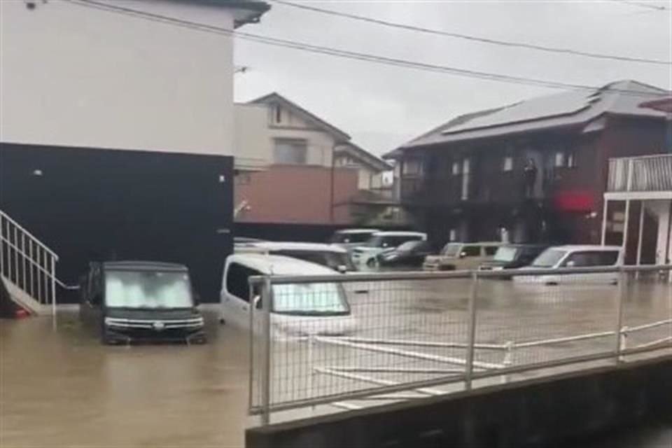 Lluvias torrenciales azotaron la isla de Kyushu, en el sur de Japón, provocando inundaciones y deslizamientos de tierra.