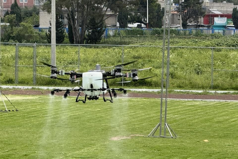 Agras T100 es el modelo tope de gama de DJI Agriculture, con capacidad de carga de hasts 100 Kg.