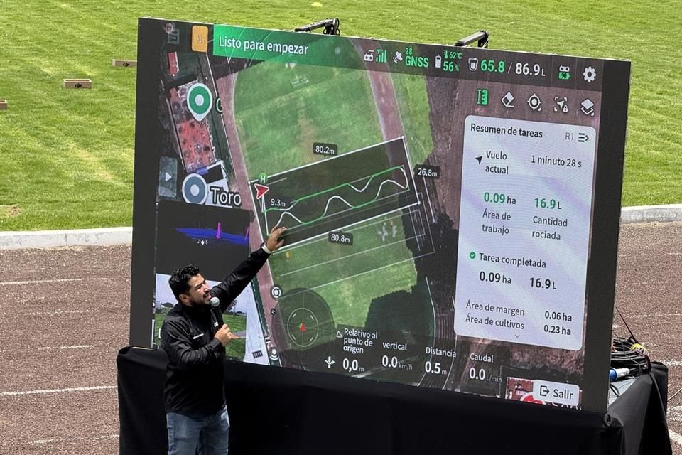 Agras T100 se dirige manual, pero es posible trazar rutas automáticas y gracias a su sensor Lidar, evade obstáculos sin intervención humana.