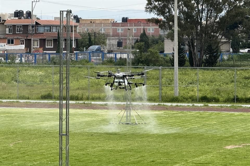 Los drones DJI para agricultura funcionan para dispersar insecticida o agua de forma precisa para ahorrar recursos.