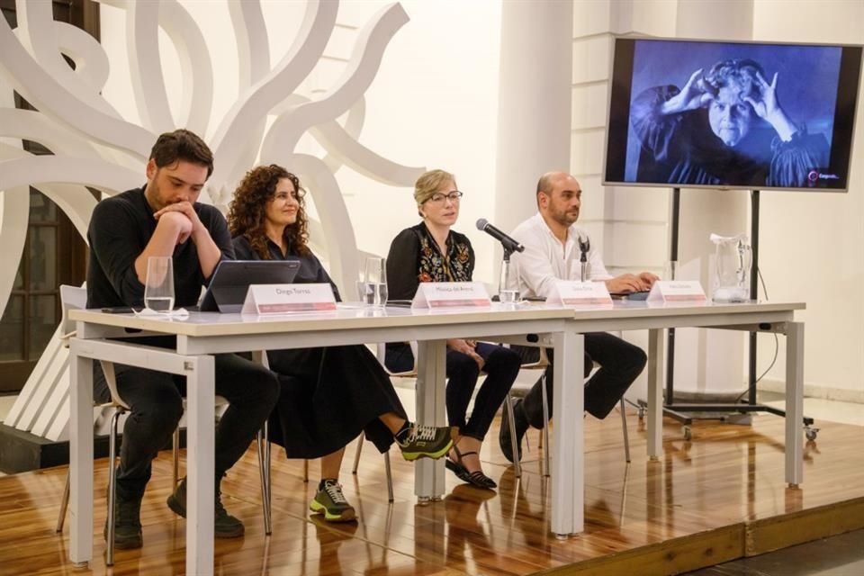 Diego Torres, Mónica del Arenal (moderator), Diana Ortiz, Pablo Zamudio podczas wykładu Musa na temat architektury i krajobrazu w obrazach książki Mariany Yampolsky „Dom, który śpiewa”.