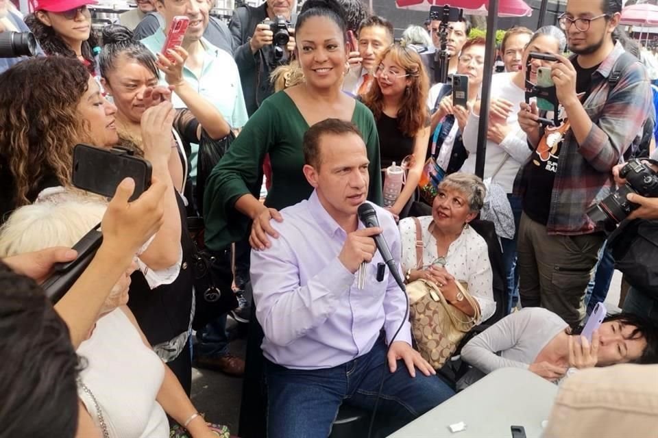 Vallarta dio una conferencia de prensa afuera de la Corte.