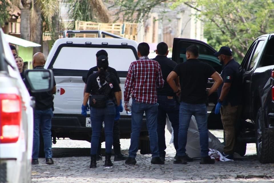 Peritos forenses localizaron tres casquillos en el sitio, presuntamente calibre .32. Se presume que el ataque fue directo.