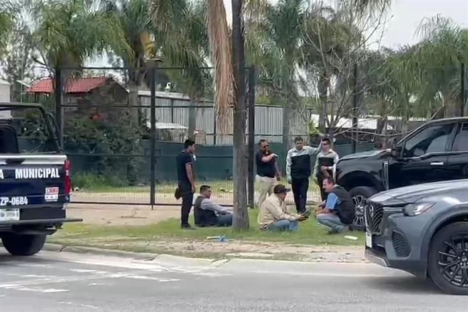 Algunos de los involucrados portaban armas cortas y una larga, aunque no se realizaron disparos.