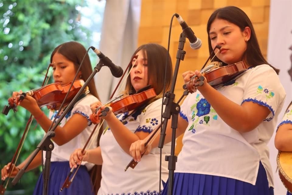 La FLIN, en diferentes sedes simultáneas, entre ellas el Museo Nacional de Culturas Populares y el Auditorio Blas Galindo del Cenart, celebra la diversidad lingüística del País.