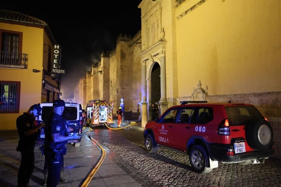 Bomberos trabajan para extinguir un incendio en la mezquita de Córdoba.
