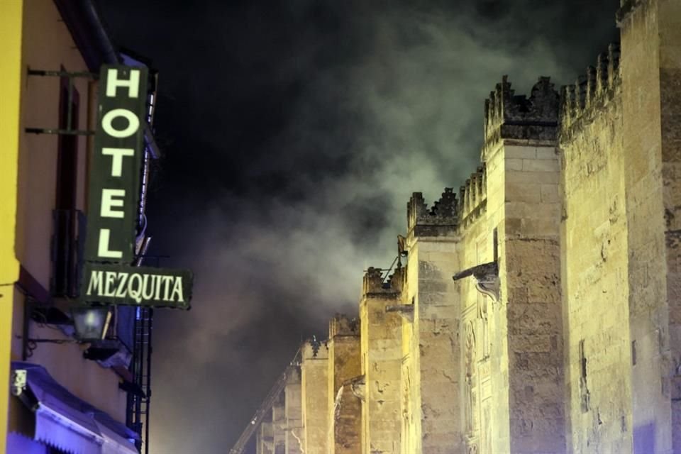 Una columna de humo se alzó pasadas las 21:00 horas, tiempo local.
