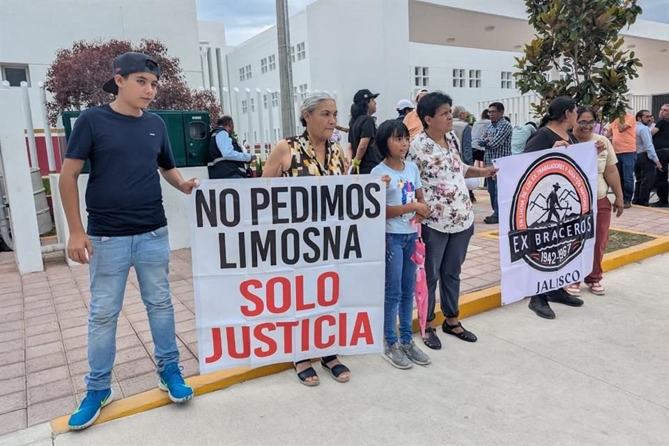 Familiares de exbraceros señalaron que no les han sido entregados recursos del Fondo de Ahorro Campesino.