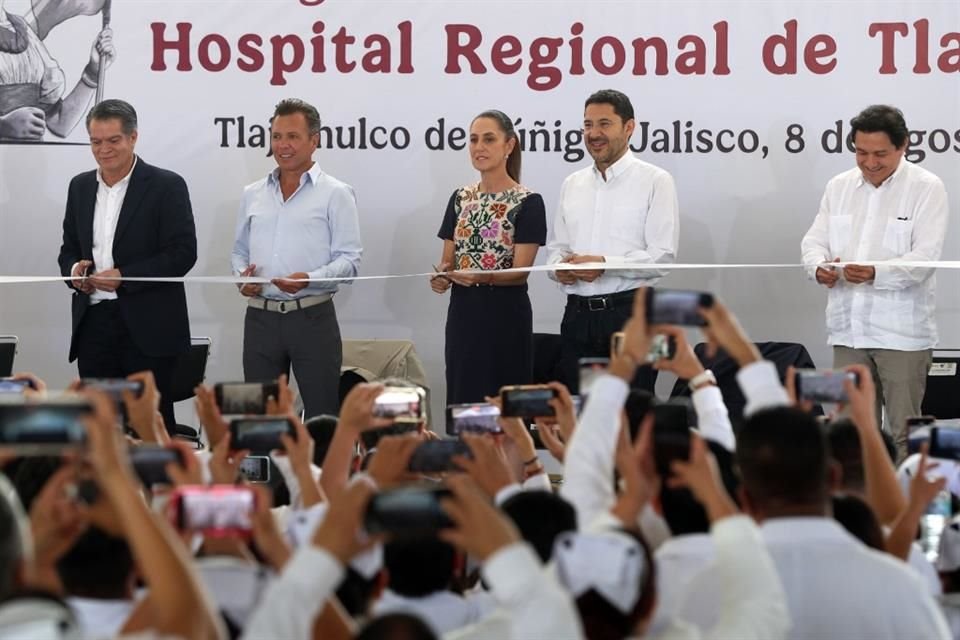 En el corte de listón participaron Claudia Sheinbaum, Pablo Lemus, Martí Batres, Alan Solano, entre otros funcionarios.