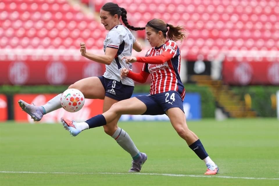 Un gol de Alicia Cervantes en el minuto 90 rescató un punto para Chivas femenil en el empate 1-1 contra Cruz Azul.