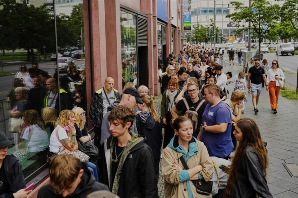 Personas hacen fila afuera de la primera tienda de Labubus en Berlín.