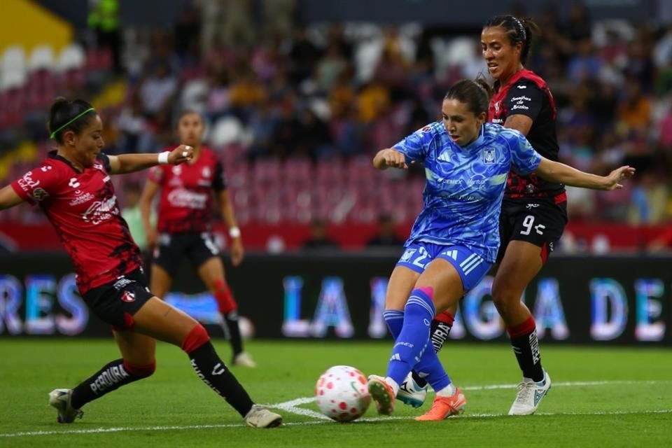 El Atlas femenil sufrió un duro revés en el Estadio Jalisco al ser goleado 3-0 por Tigres.