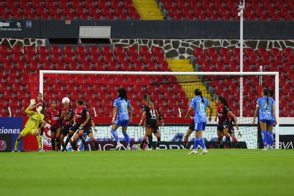 El Atlas femenil sufrió un duro revés en el Estadio Jalisco al ser goleado 3-0 por Tigres.