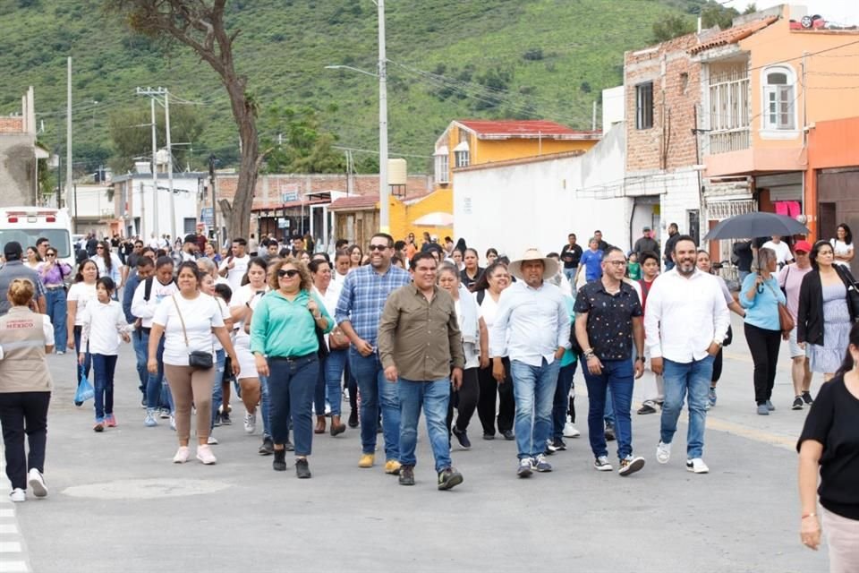 Personas provenientes de distintos municipios llegaron en autobuses a la inauguración del Hospital Regional de Tlajomulco.