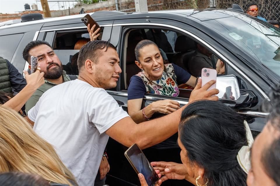 Jalisco residents waited to greet or take a photo with President Claudia Sheinbaum at the conclusion of the inauguration ceremony of the ISSSTE High Specialty Hospital in Tlajomulco.