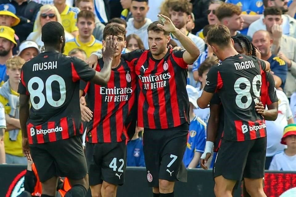 Santiago Giménez anotó en la pretemporada del Milán.