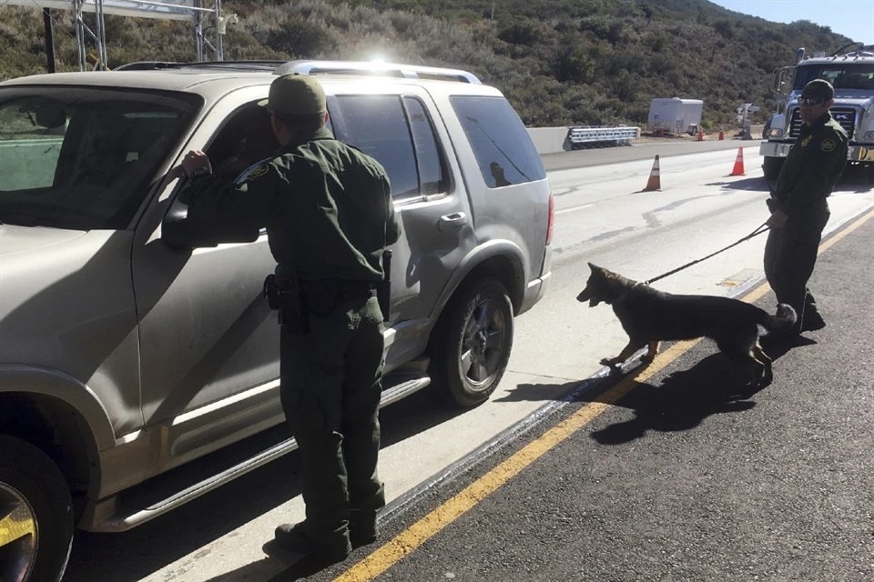 El NYT documentó cómo traficantes del Cártel de Sinaloa ocultan fentanilo y lo llevan a EU con ayuda de sobornos y un plan detallado.
