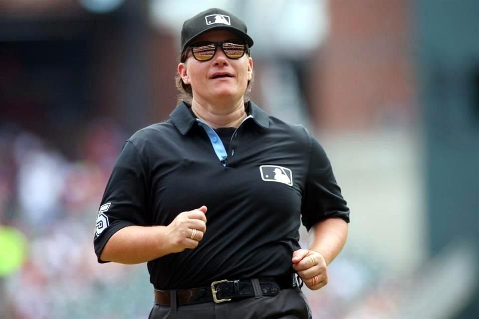 Jen Pawol hizo su esperado debut como la primera mujer umpire de las Grandes Ligas en la serie entre Atlanta y Miami.