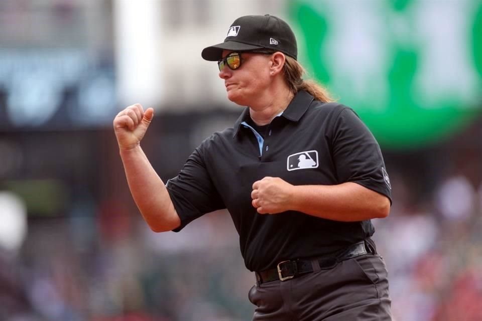 Pawol debutó como umpire de primera base y en el tercer duelo de la serie será principal.
