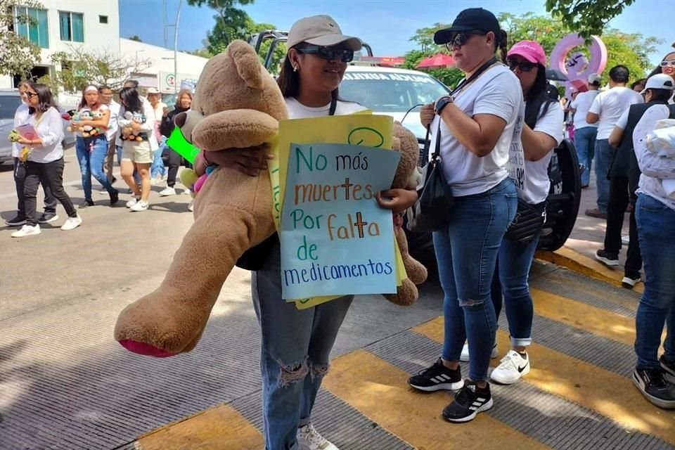 Los asistentes a la marcha por medicinas acudieron vestidos de blanco y con peluches.