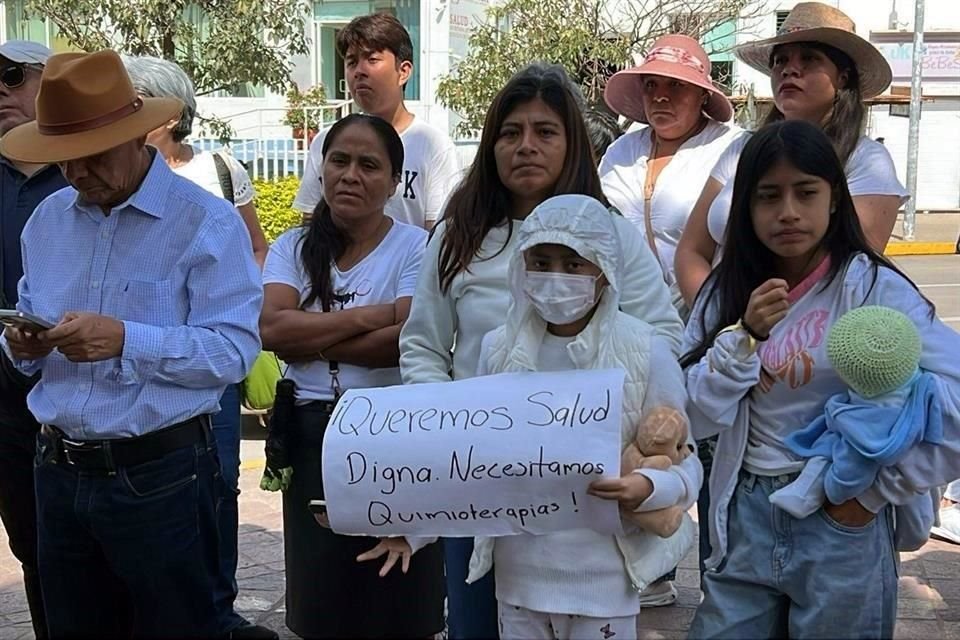 Los asistentes a la marcha por medicinas acudieron vestidos de blanco y con peluches.