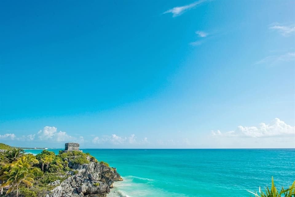 La Zona Arqueológica de Tulum, va más allá de su postal más famosa con miras hacia el mar turquesa.
