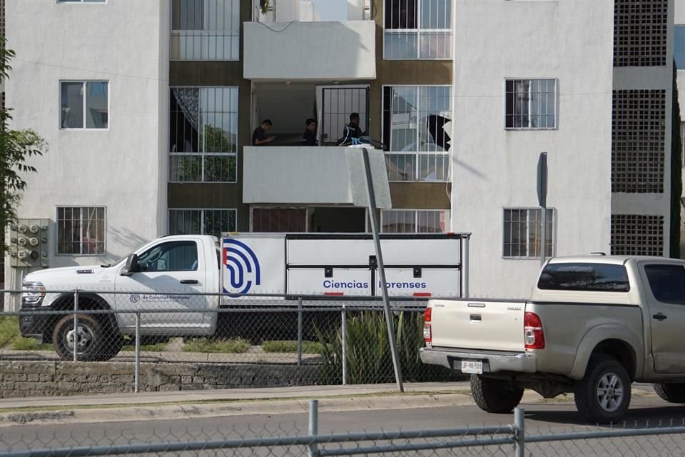 El departamento donde fue localizada la víctima, tenía las ventanas rotas.
