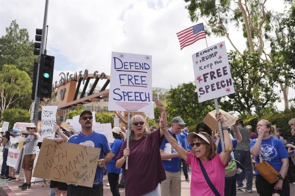 Cientos de trabajadores del entretenimiento protestaron afuera de las oficinas de Disney por la suspensión del programa de Jimmy Kimmel.