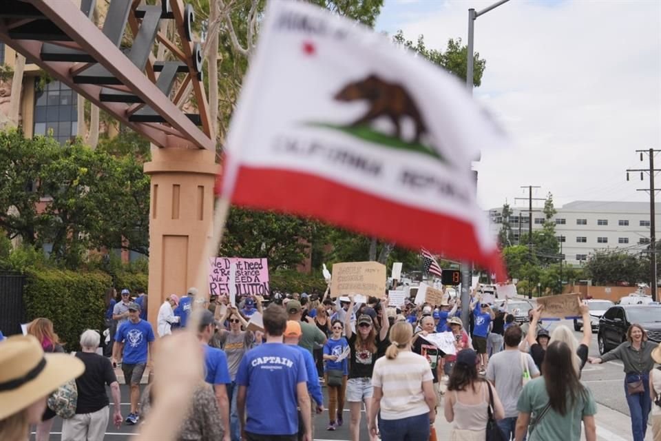 A la manifestación llegaron miembros del grupo 'Burbank Against ICE', el Sindicato de Guionistas (WGA), SAG-AFTRA (Sindicato de Actores) y la Federación Americana de Músicos (AFM).