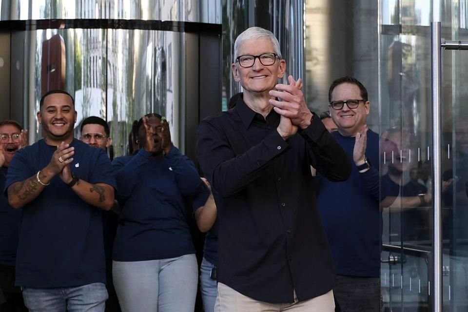 El CEO de Apple, Tim Cook, saluda a los clientes que hacen fila para el lanzamiento de los nuevos modelos del iPhone 17 en Nueva York.