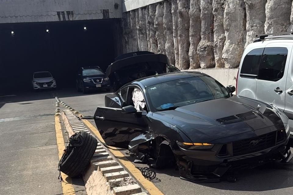 El golpe lateral en la camioneta fue menor, mientras que el Mustang quedó con una llanta del lado derecho averiada y daños visibles en la carrocería.