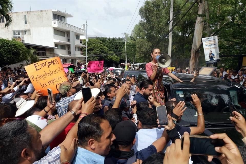 La Coordinadora Estatal de Trabajadores de la Educación del Estado de Guerrero entregó un escrito a la Presidenta Sheinbaum en medio de protestas; le exigieron la reanudación de las mesas de diálogo.