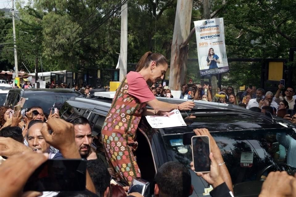 La Coordinadora Estatal de Trabajadores de la Educación del Estado de Guerrero entregó un escrito a la Presidenta Sheinbaum en medio de protestas; le exigieron la reanudación de las mesas de diálogo.