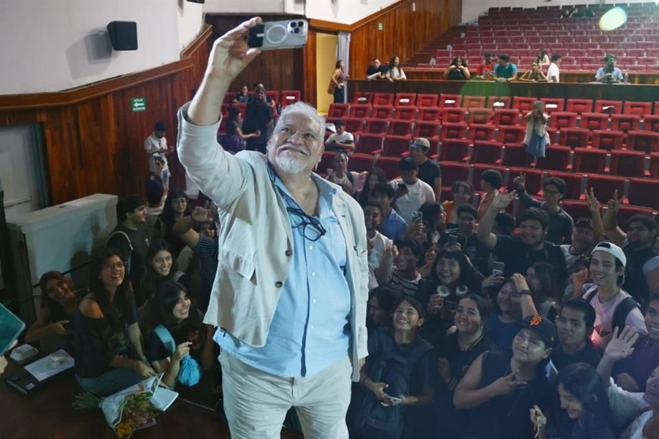 Joaquín Cosío ofreció una conferencia magistral, en el marco de la entrega de los Premios Ariel, en Puerto Vallarta.