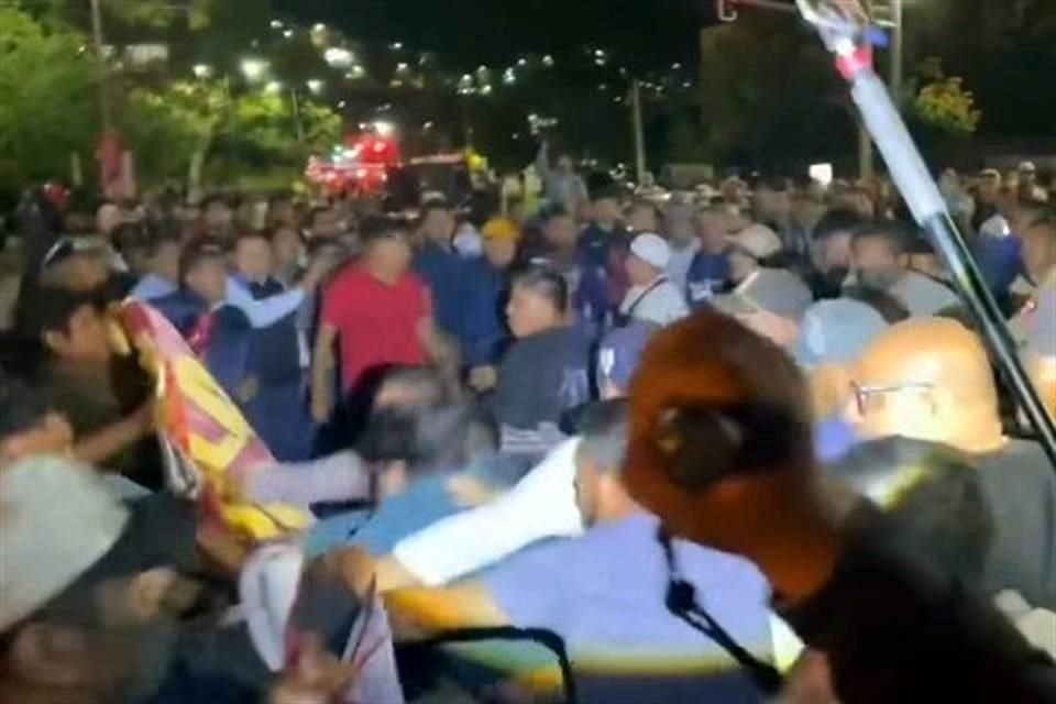 Presuntos transportistas se enfrentaron con maestros de la CNTE en Oaxaca. La riña ocurrió a las afueras del Instituto Tecnológico de Oaxaca, sede del informe de gobierno de la Presidenta Sheinbaum.