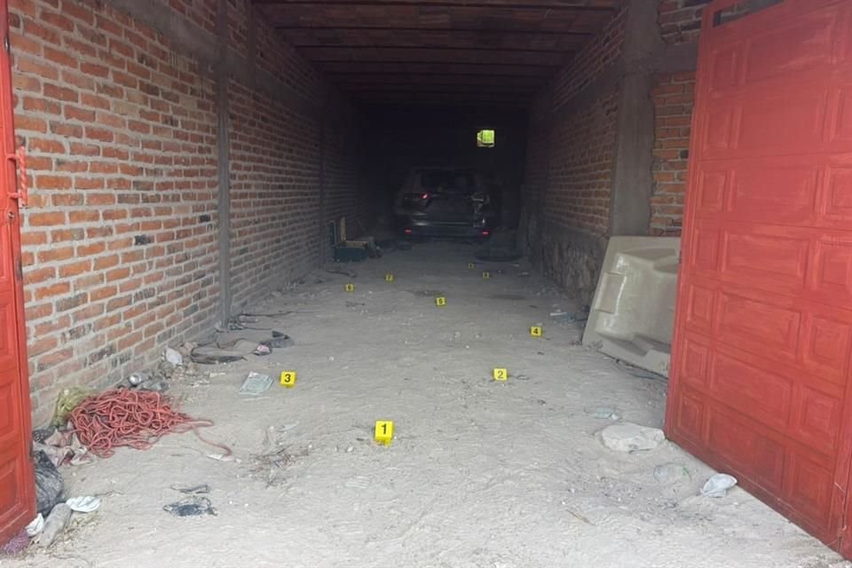 Una casa donde había cartuchos y un vehículo con reporte de robo en Encarnación de Díaz fue cateada por agentes de la Fiscalía de Jalisco.