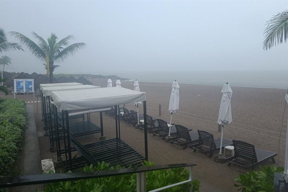 Reportan inundaciones en casas habitación, vehículos arrastrados y fuertes encharcamientos en Puerto Vallarta.