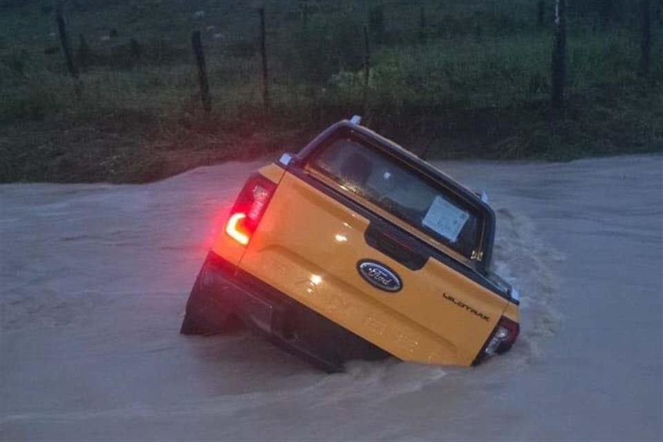 Reportan inundaciones en casas habitación, vehículos arrastrados y fuertes encharcamientos en Puerto Vallarta.