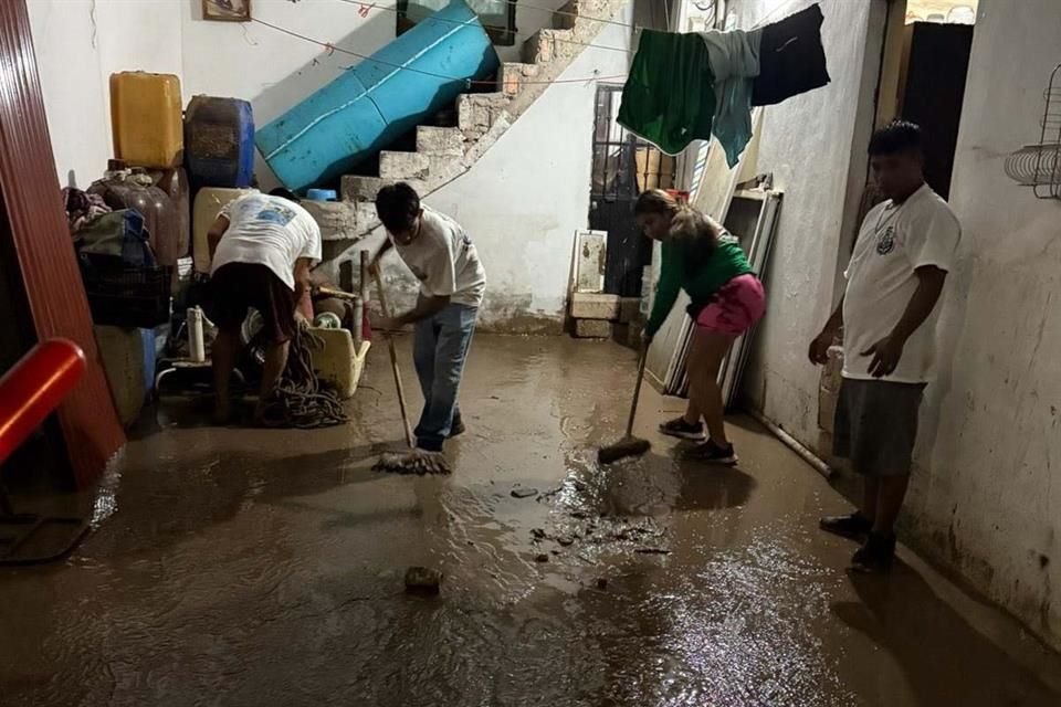 Reportan inundaciones en casas habitación, vehículos arrastrados y fuertes encharcamientos en Puerto Vallarta.